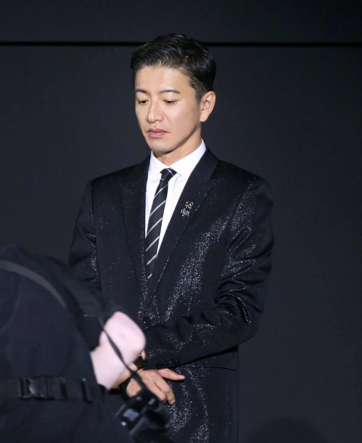 49岁木村拓哉永远是少年!被指颜值崩塌也无惧,西装革履更显帅气