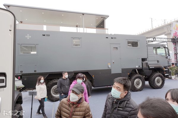 千万豪车，这辆MAN重卡底盘仿佛驮着一个别墅在走