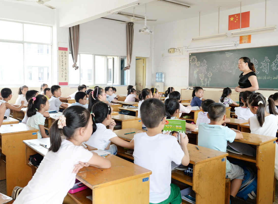 老师“含沙射影”让学生别上课后服务，惹家长发怒，校方回应来了