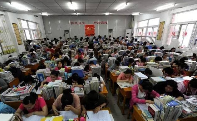 安徽一考生，考场外跪谢母亲，称“自感遗憾”，最后考了多少分？