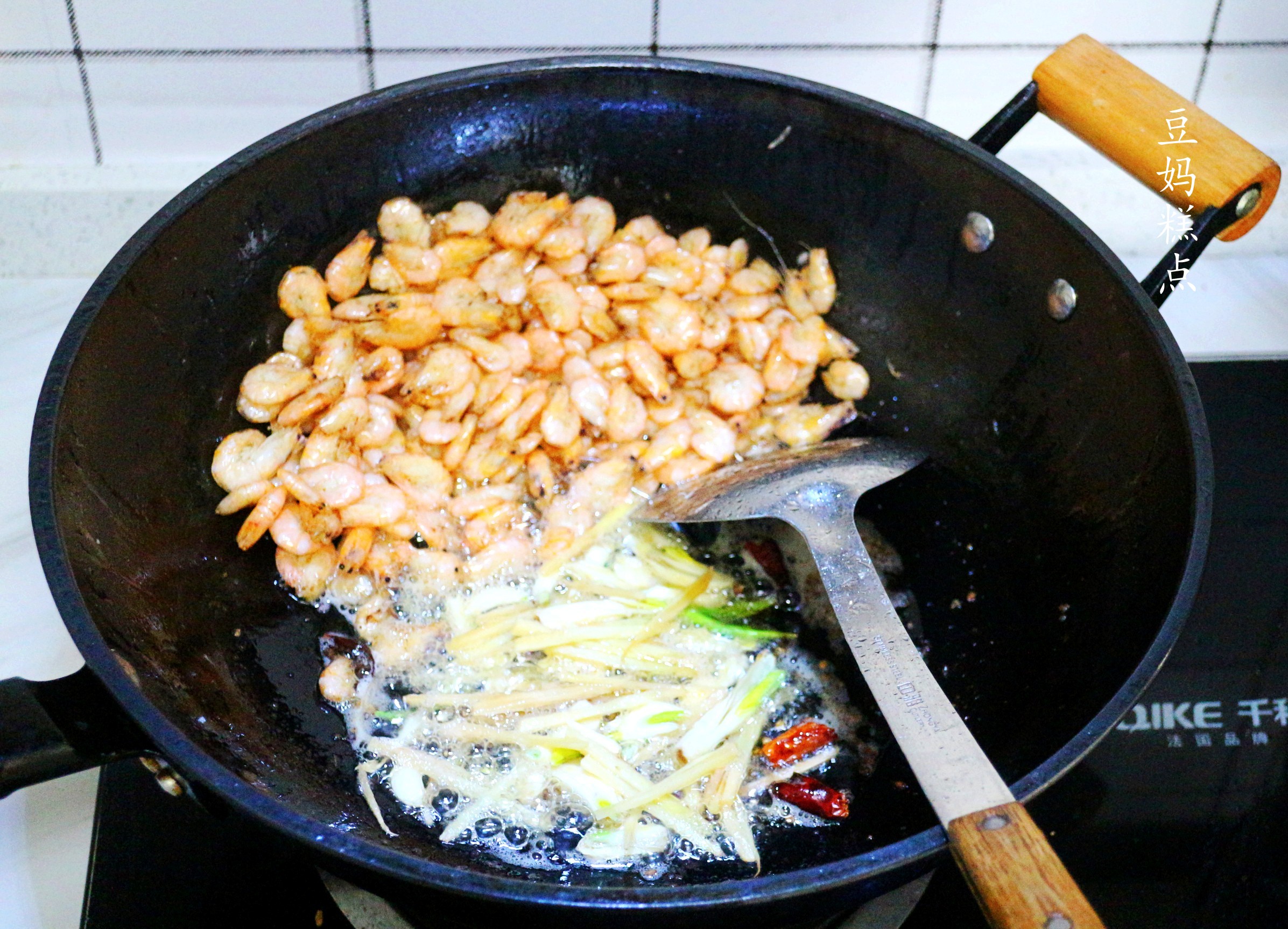 韭菜炒河虾，4月正当吃，鲜香味美，特别适合孩子