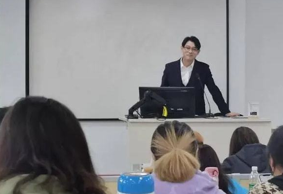 大学高颜值老师火了，被学生称为“西政何以琛”，上课还需要抢座
