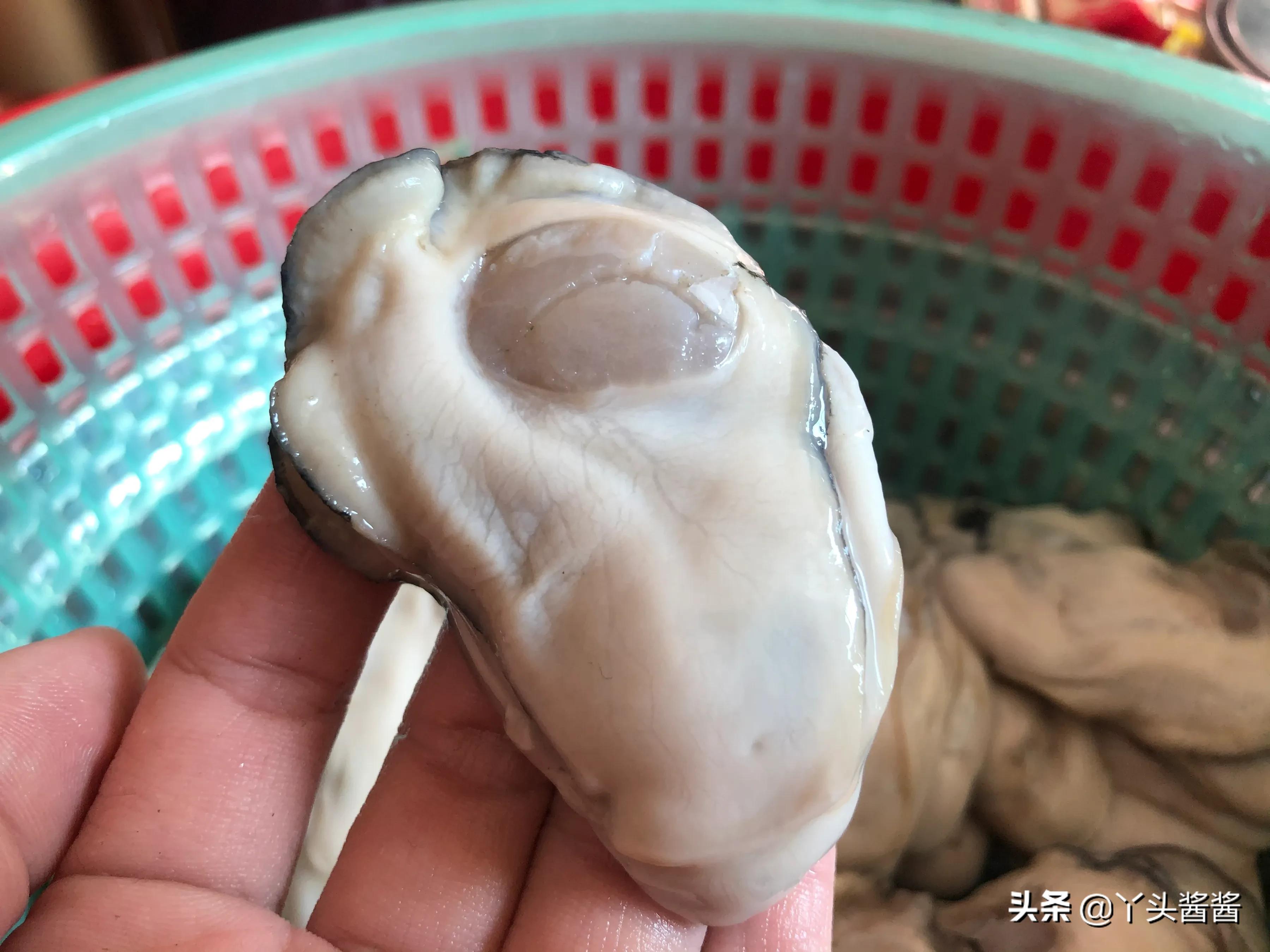 洗生蚝肉时，不要只放面粉，多加1样一起洗，脏东西全部跑出来