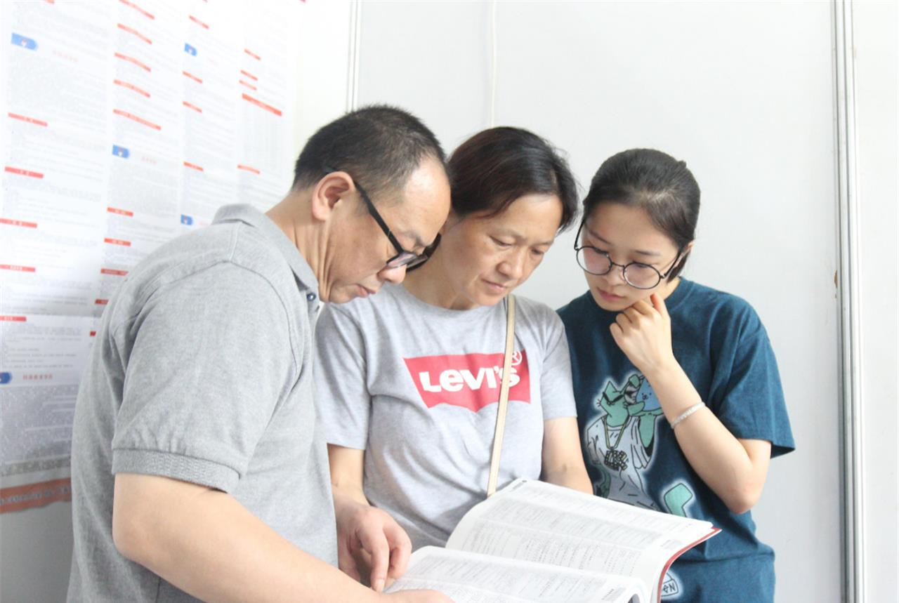 辽宁三所大学彻底被曝光，毕业生和“废纸”没两样，很多学生被坑