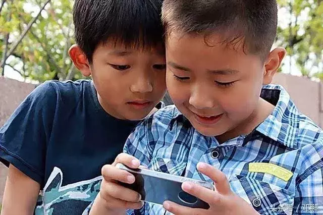 想毁掉一个孩子，就给他一部手机