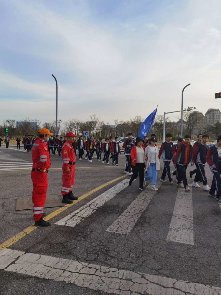 潍坊滨海国际学校组织徒步拉练活动