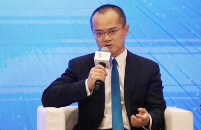 烂摊子留给美团王兴，用摩拜套现15亿完美退场，胡玮炜有多精明？