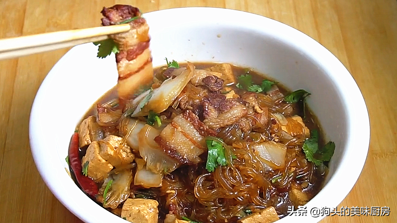天凉了，用一块猪肉一把粉条炖着吃，暖身暖胃，上桌汤汁都不剩