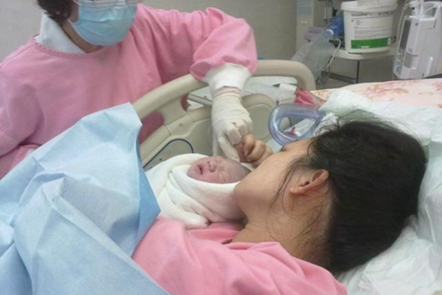 宝宝出生后,医院为啥会留脚印而不是手印?医生不说,但你要清楚