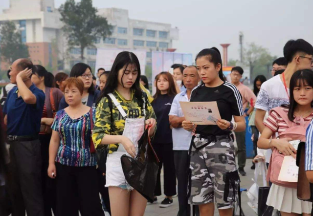 “取消高考英语，初高中合并为5年”北大教授提议，评论却翻车了