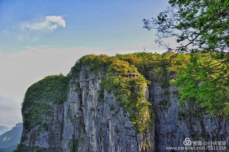 玉壶峰下松涛起，天界佛国掸尘埃！走遍千山万岭，唯天门山独有