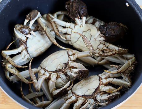 蒸螃蟹，直接下锅蒸就错了，牢记3点，不流黄不断腿，鲜嫩不腥