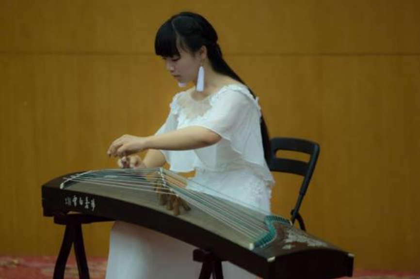 辽宁“高考女神”，683分夺得文科状元，谈吐气质不输武亦姝