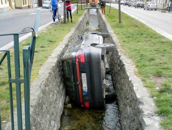 60张实拍照片,离奇的车辆事故,又可怕又搞笑!引以为戒吧