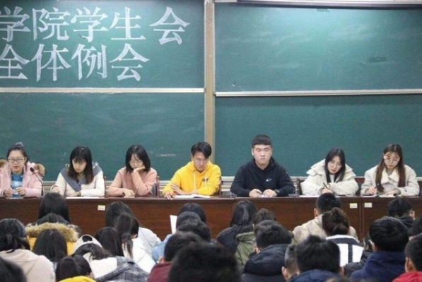 大学竞选什么班干部更有优势？这2种利于之后发展，班长没有上榜