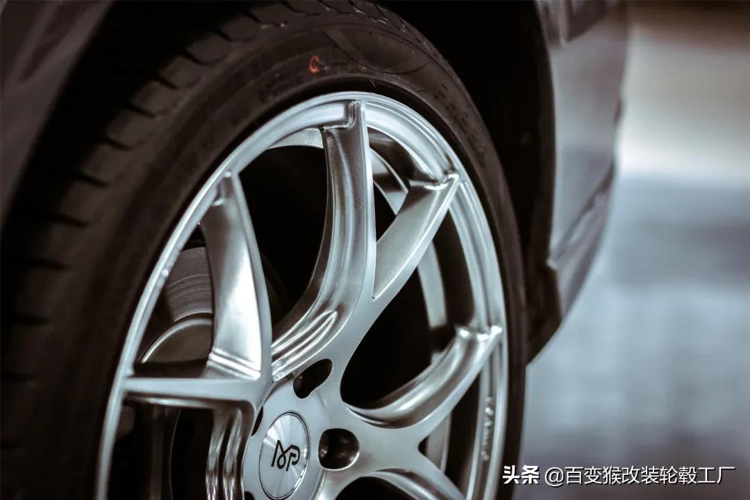 天生就是改装的好胚子，换个轮毂让奥迪A3更有“钢炮”味