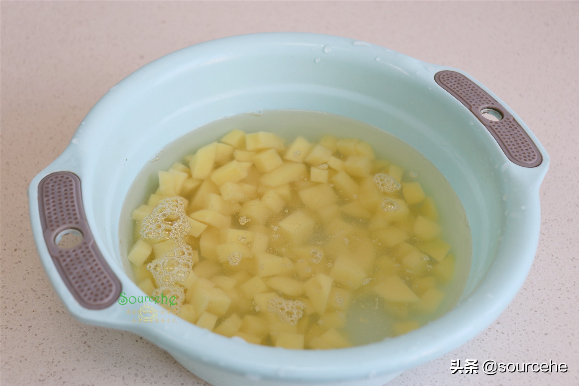 五花肉和土豆是天生一对，简单炖一炖，香飘四溢，入口即化