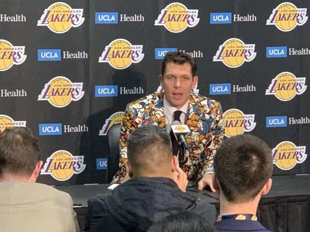 为什么nba教练会穿花西服(今天NBA比赛主教练都穿的花色西装，有什么特殊的意义？)