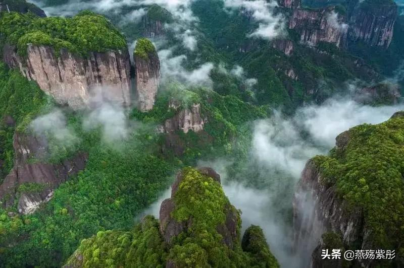 空山新雨后，烟岚轻笼远岫，清风拂林，溪水潺潺，天地澄澈如诗。