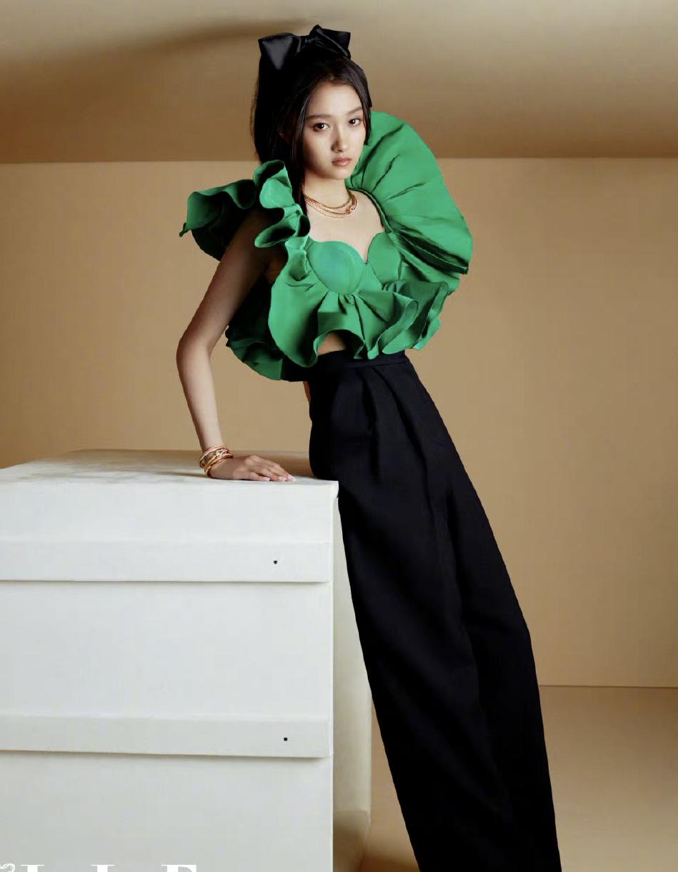 关晓彤登《elle》杂志，绿色木耳边上衣配黑长裙，下半身又长又细