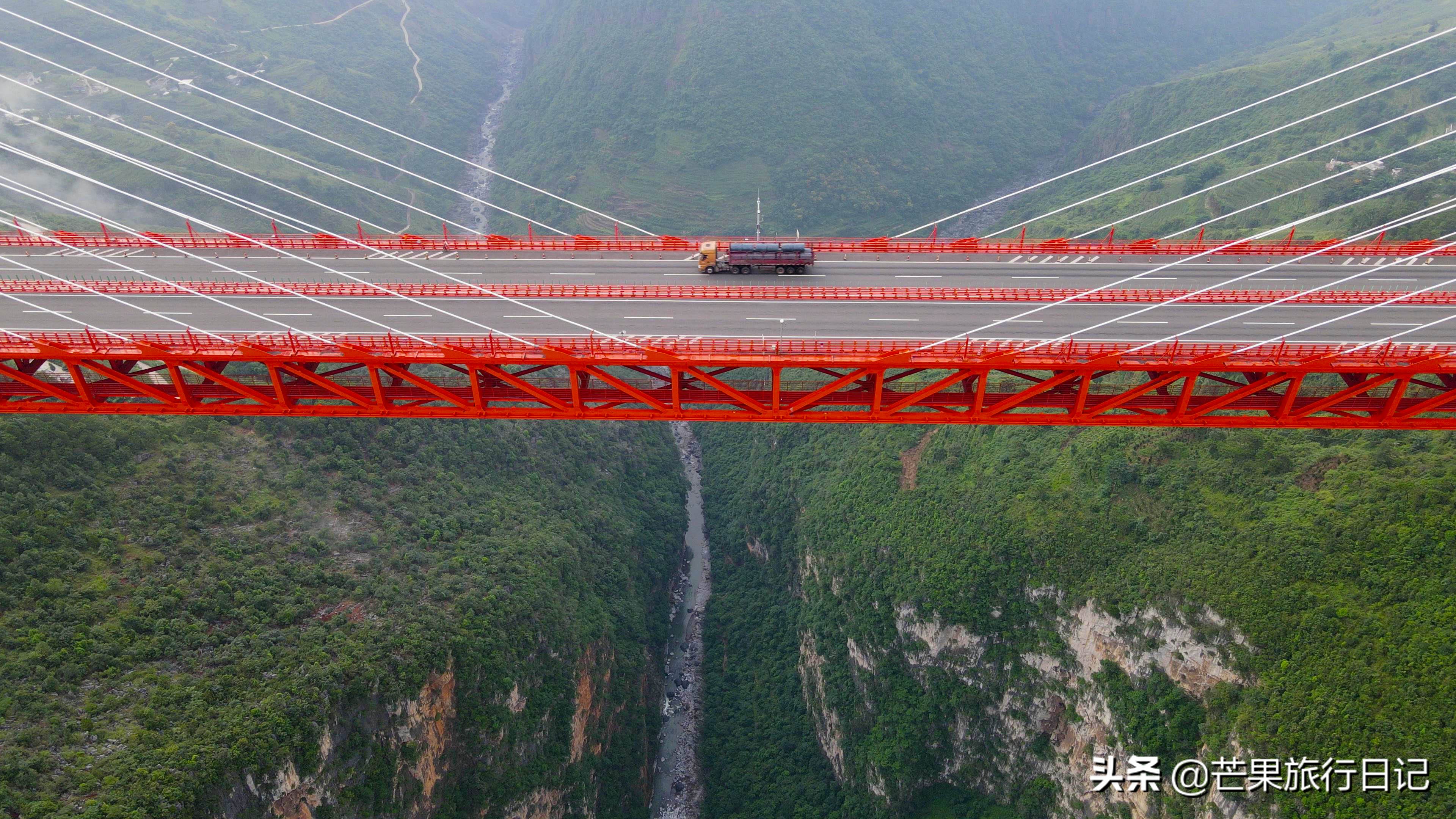 世界第一高桥北盘江大桥,近200层楼高,开车就像开飞机