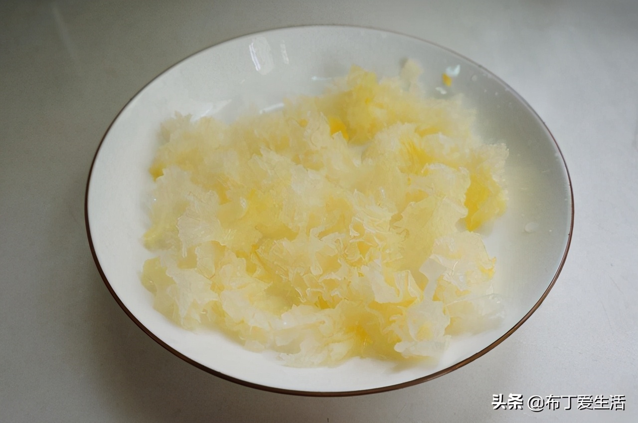 秋冬吃荸荠好处多，巧加4种食材煮一锅，绵稠香甜好喝，补水去燥