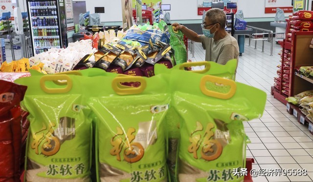 一对小夫妻在小区门口卖菜年赚100多万