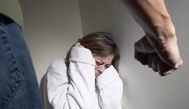 鼻子被咬掉，逼女儿闹市挂牌下跪，弱女为何忍受家暴11年