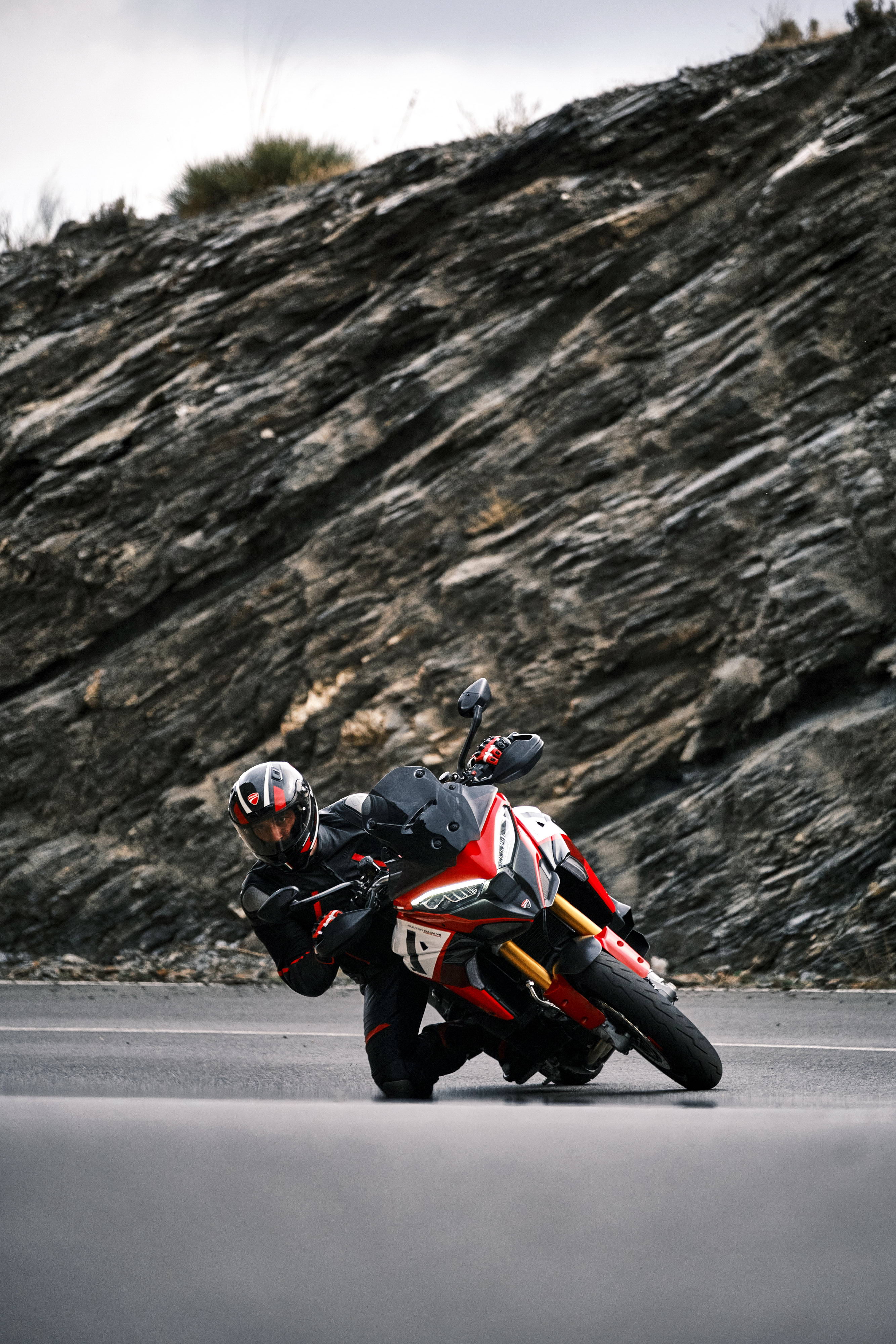 杜卡迪 2022 Multistrada V4 派克峰版 户外特写