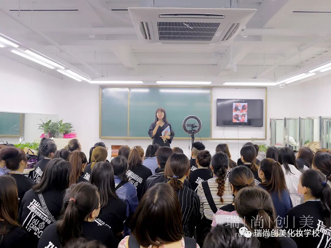 这样选择化妆培训学校一定不错，学会了吗？