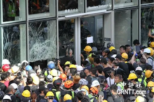 香港这群假毛，现在开始绣红旗了？