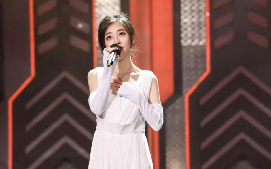 凭自己努力走红的8位女网红，一个比一个拼，有人因一条裙子爆火