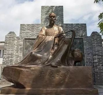 此人改造了道教，他的两部著作成为传世经典，传说他修炼成仙(建国后对道教人员的改造)