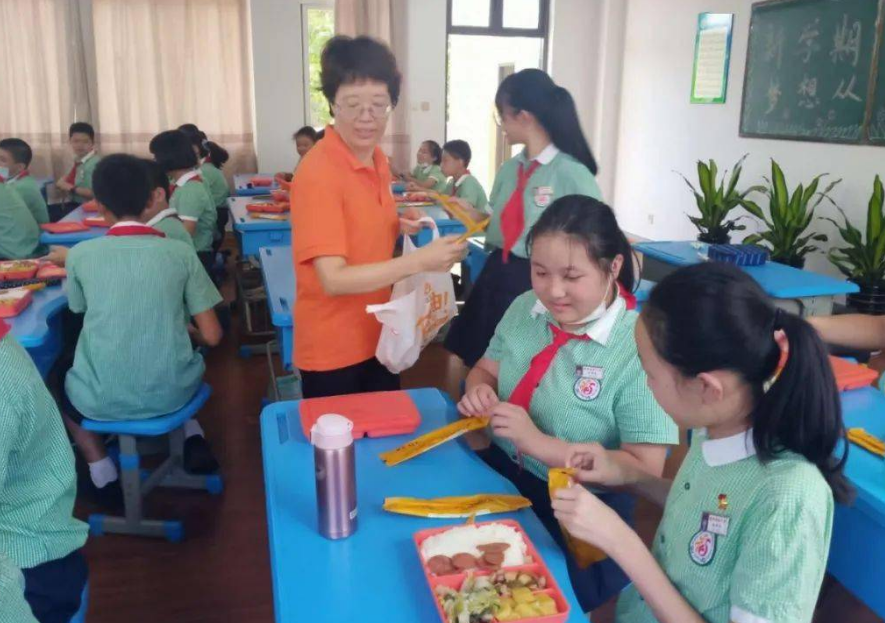 公立学校和私立学校的差距在哪？学生将来差距大，家长别选错