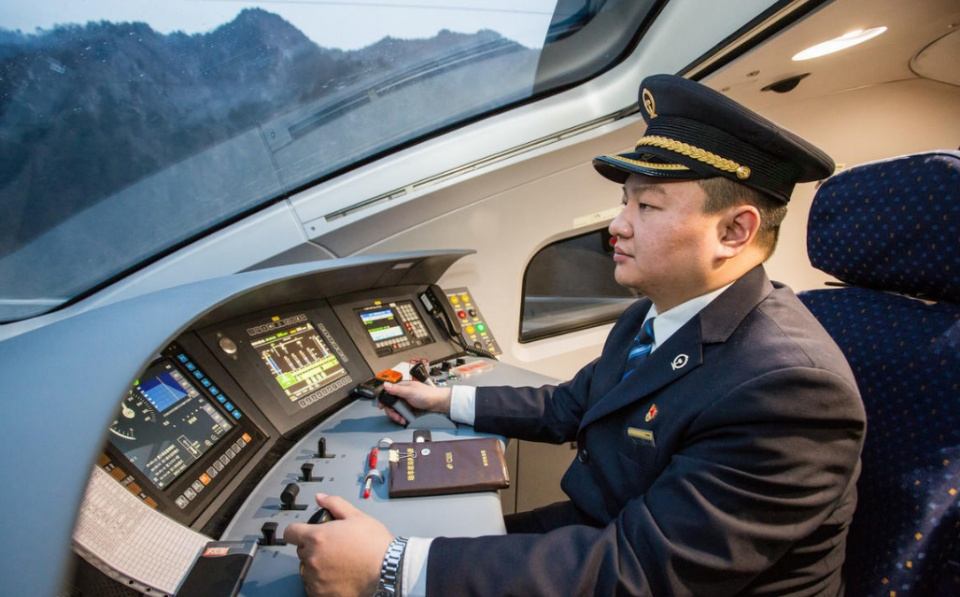 高鐵司機月薪是多少？為什么每天才工作4小時？看完想當司機嗎？