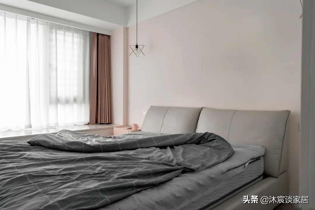 改变墨守成规的布置，她坚持把沙发背景改成矮墙，真是通透又美观