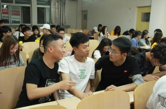 电子科技大学“学霸寝室”火了，同寝四人全上名校读研，群贤毕至