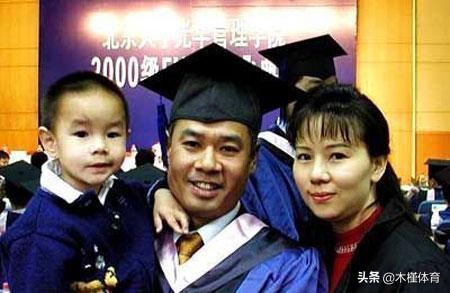 李宁的成长故事：8岁遇青梅，19岁夺6金，27岁入商海，30岁结连理