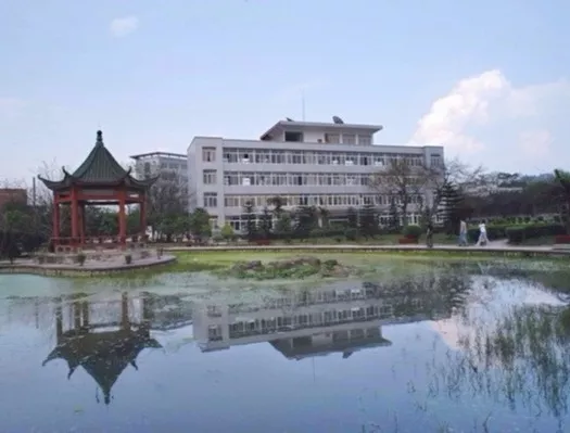 这所单招学校位于中国酒都，还有一个五粮液技术与食品工程学院