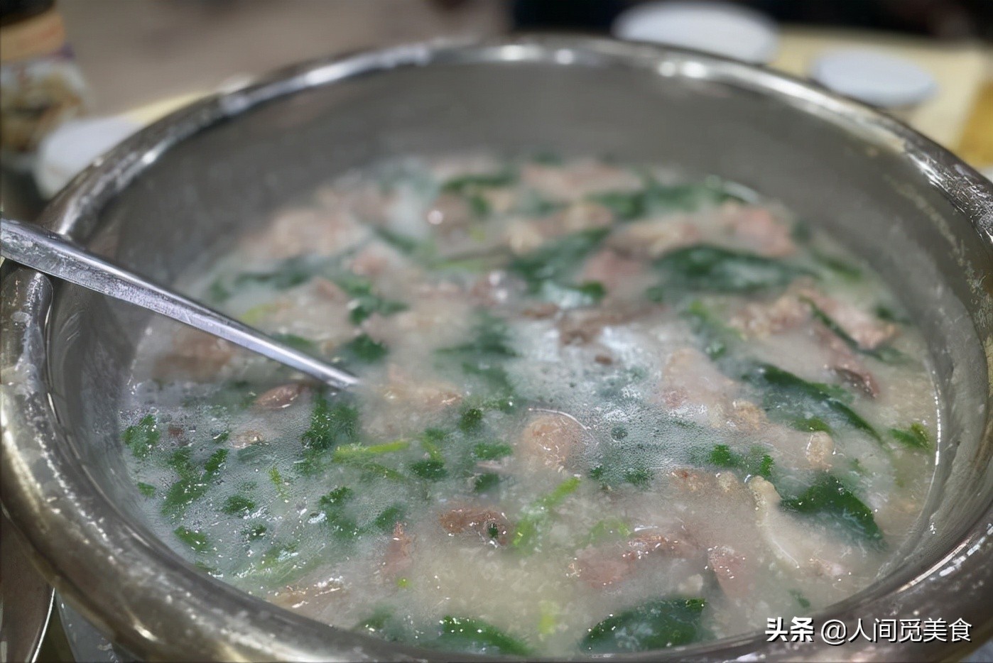 广州这家晚上才营业的大排档，靠一碗粥火了，环境恶劣客人还常来