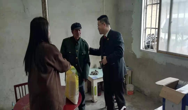 镇巴法院党支部和平安镇桑园坝村党支部联合开展“主题党日+结对共建、党员志愿服务”活动