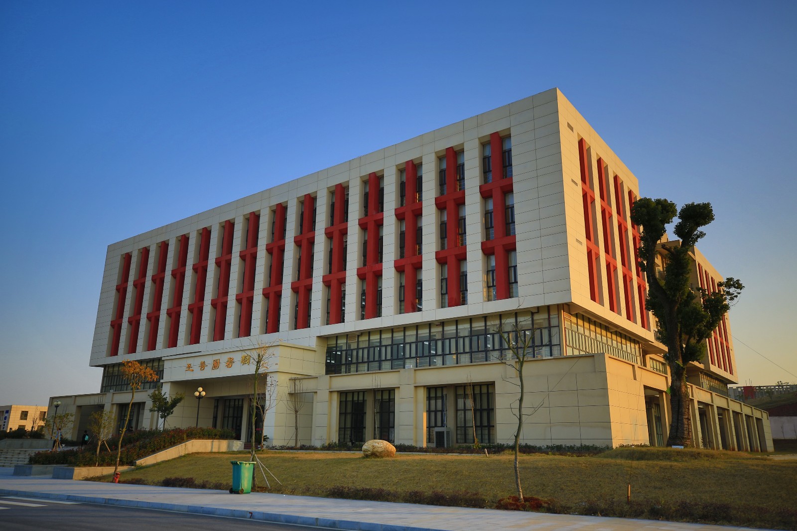 晋赣皖三省各添一所公办大学，开办方式有不同，校名学费有规律