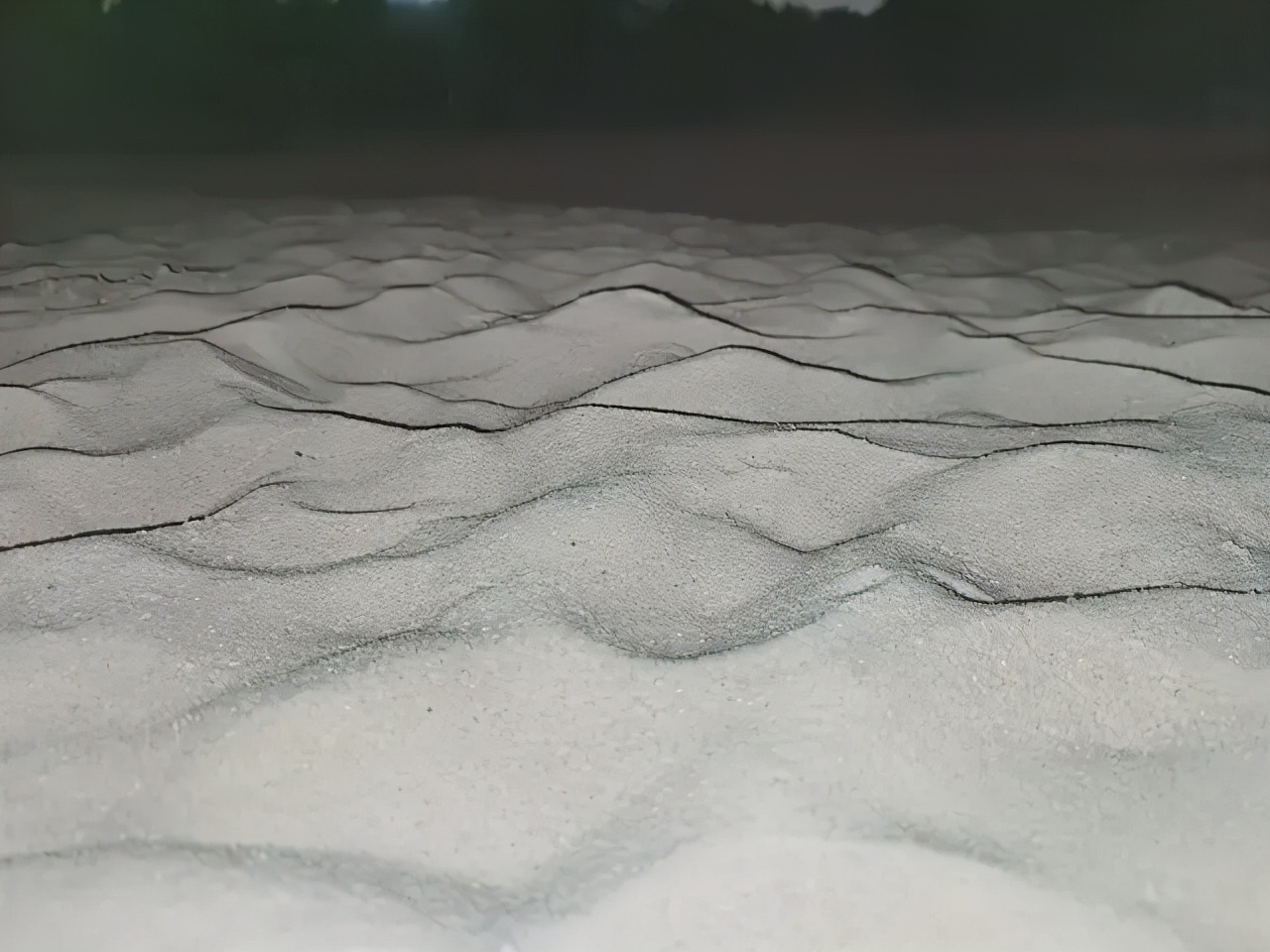 ​把钢化膜掰成世界名画，这帮人实在是太有才了