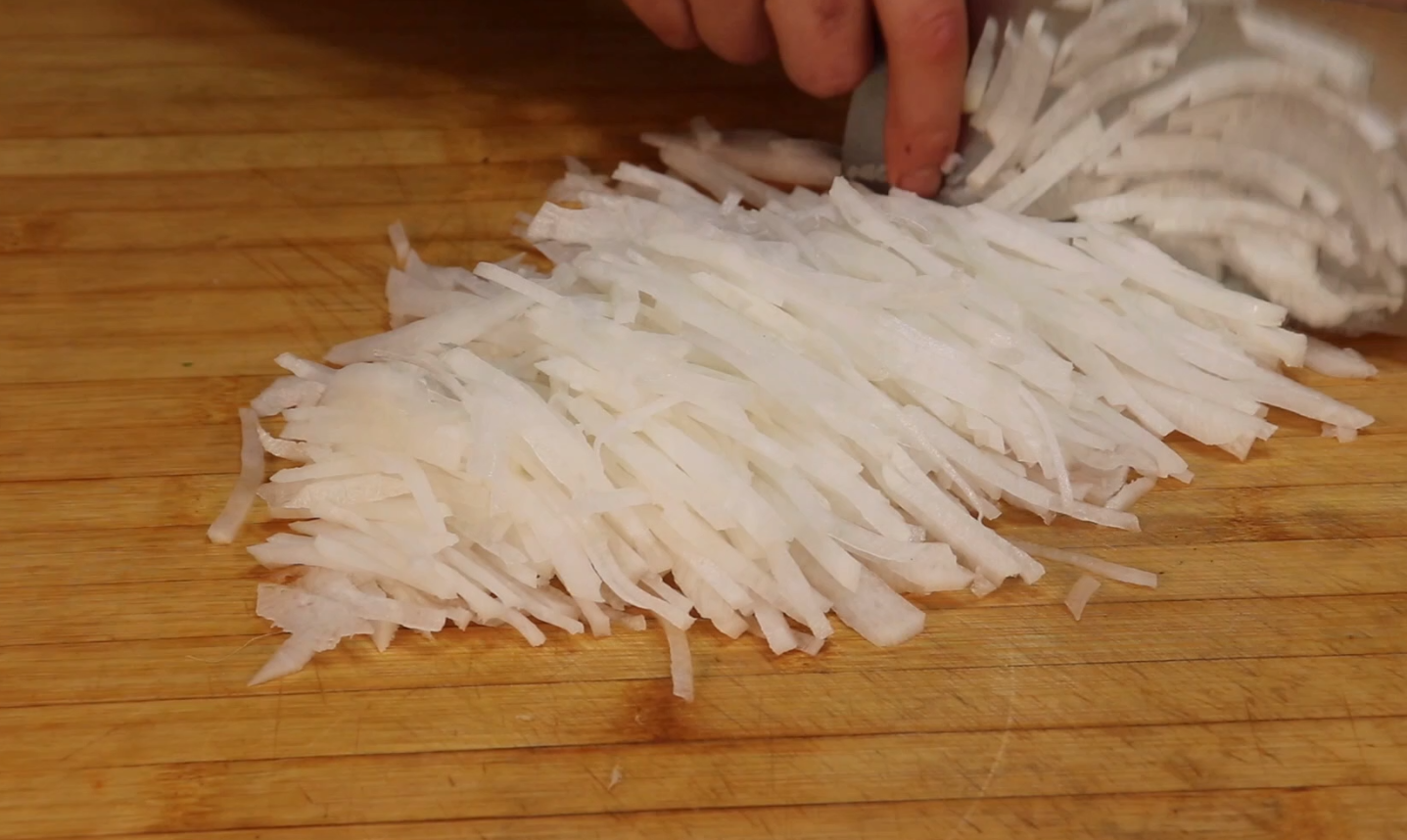 白萝卜最好吃做法，我家每周必吃一次，不炒不煮，上桌就扫光