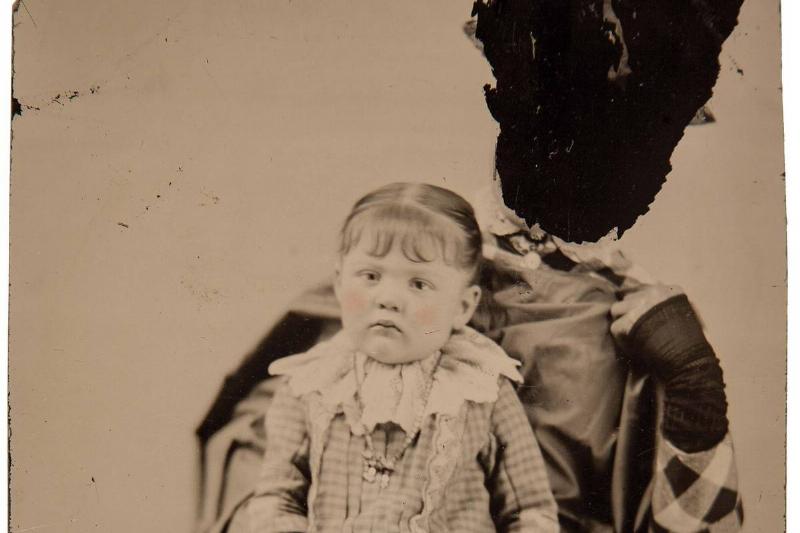 维多利亚时代照片中婴儿背后的那些幽灵人物是谁？