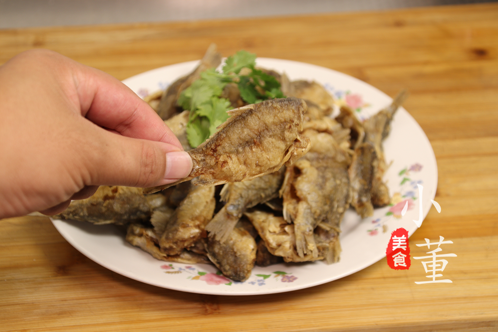 小伙下河捞小鲫鱼，教你做出鲜香美味的家常做法