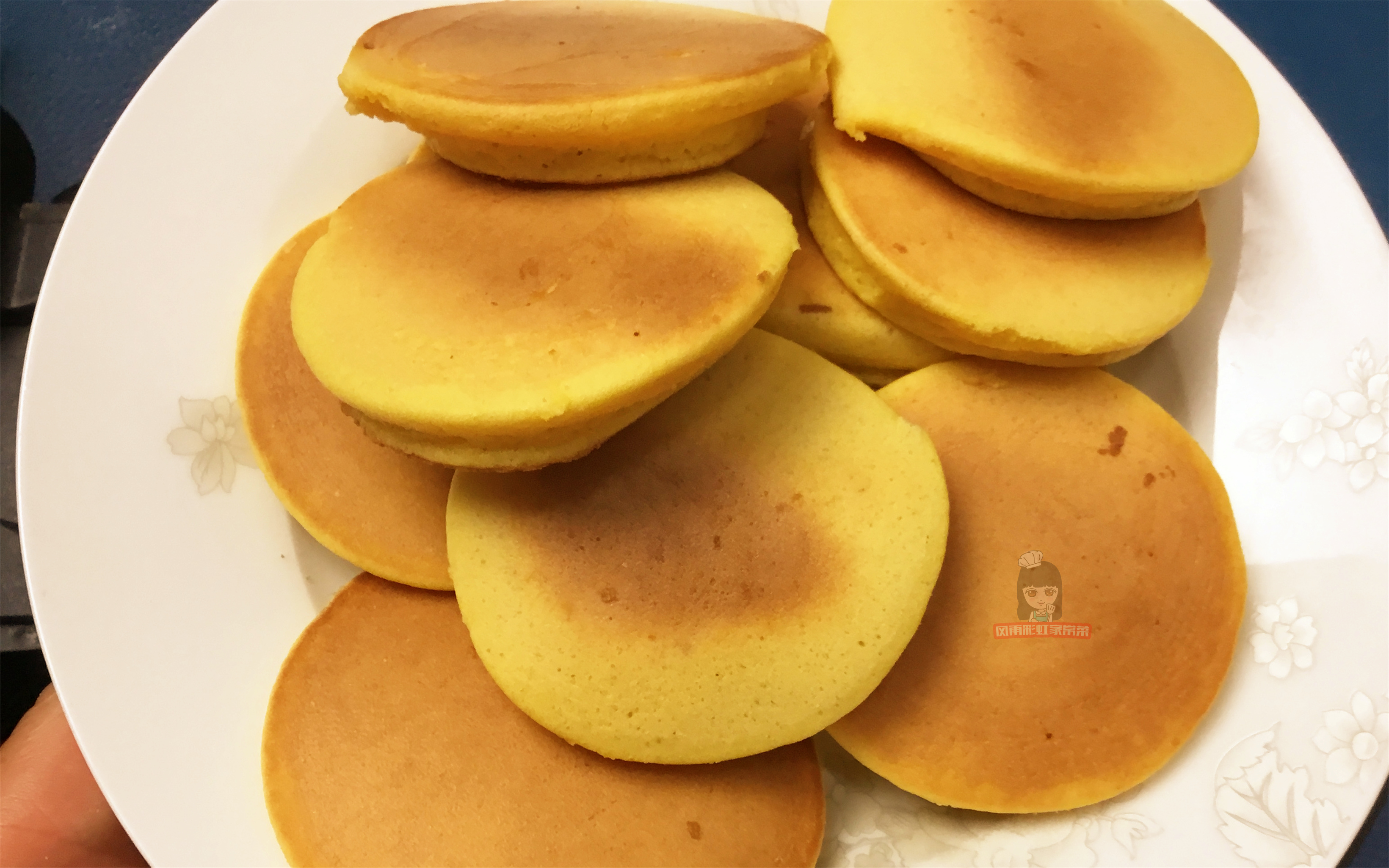两个鸡蛋，一杯玉米粉，教你做香甜松软玉米饼，孩子们抢着吃