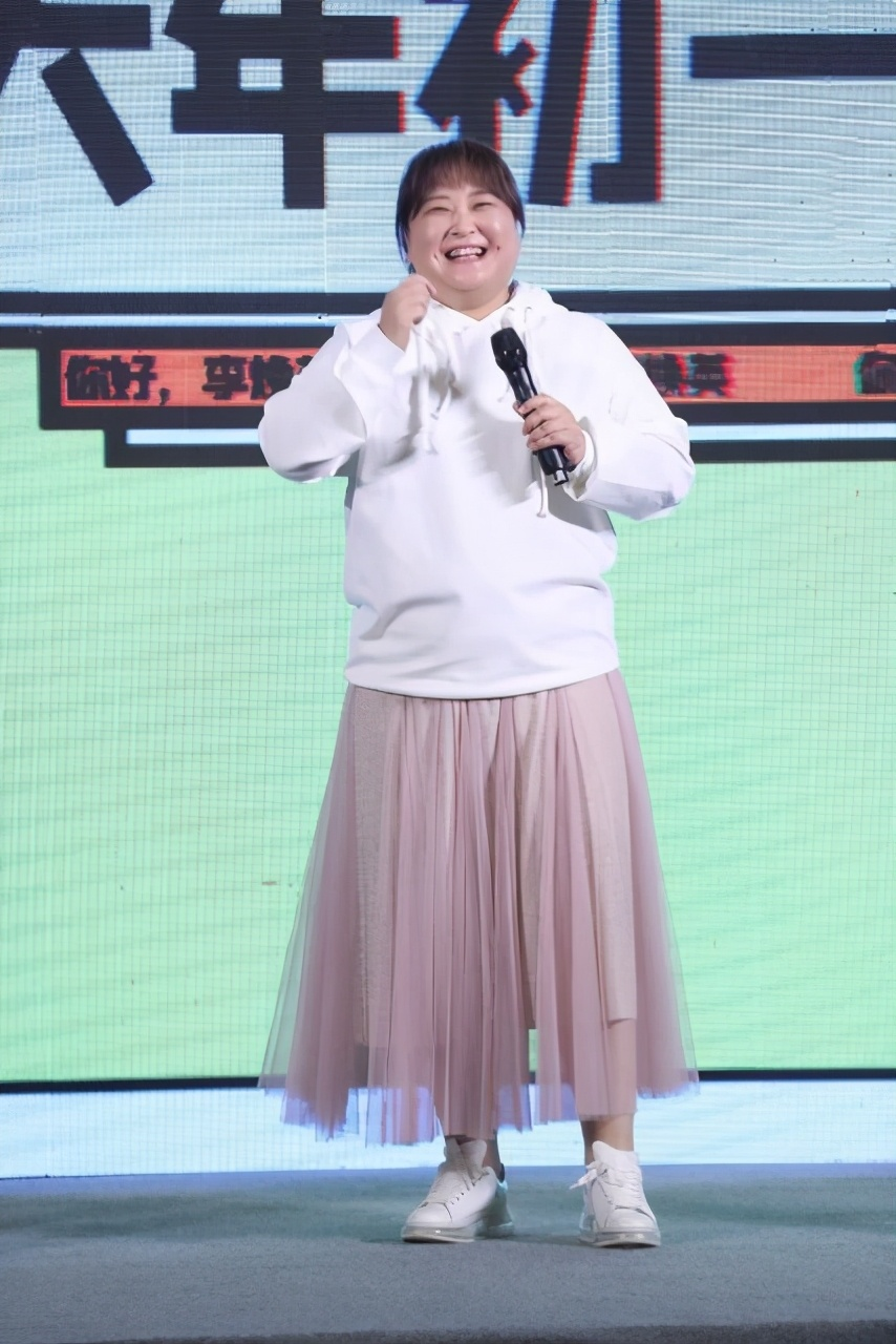 贾玲目测有180迈八字步棉服快包不住脖子三层赘肉比脸还粗