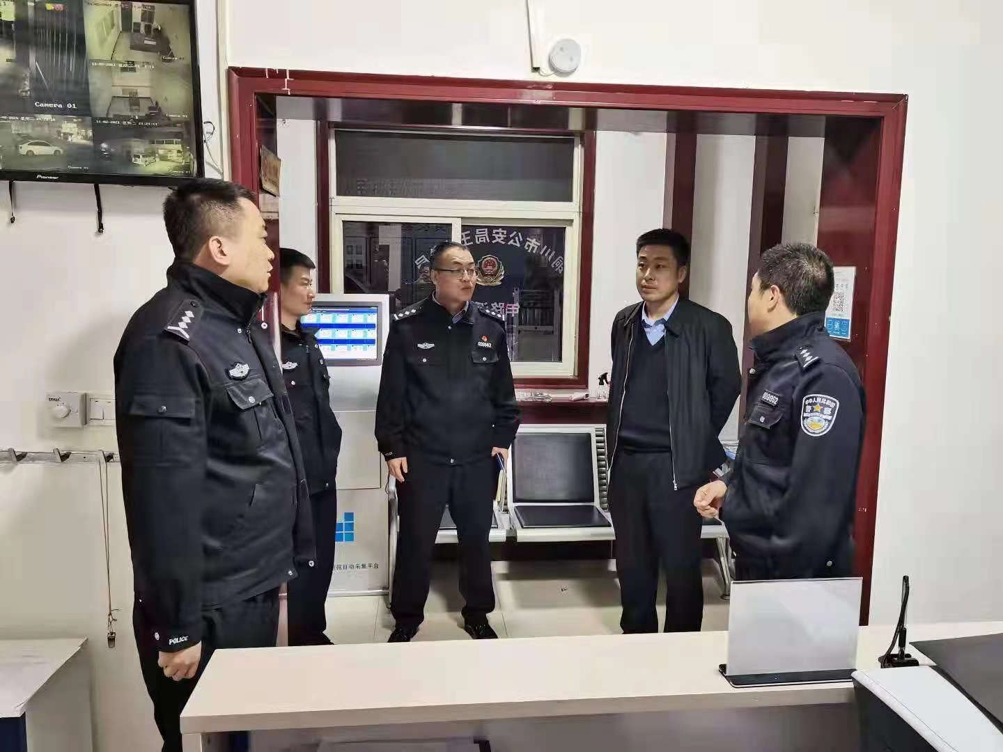 铜川公安王益分局副局长陈智民督导检查各派出所“冬季严打百日会战”工作