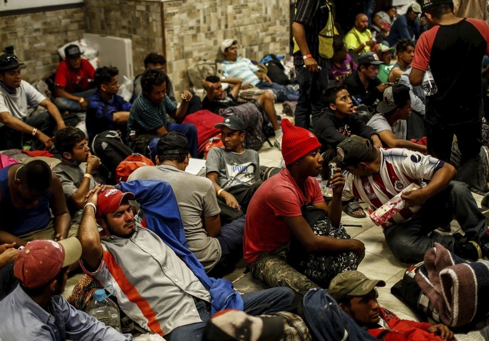 上万名来自海地等国的非法移民正滞留聚集在得州美墨边境一座大桥附近